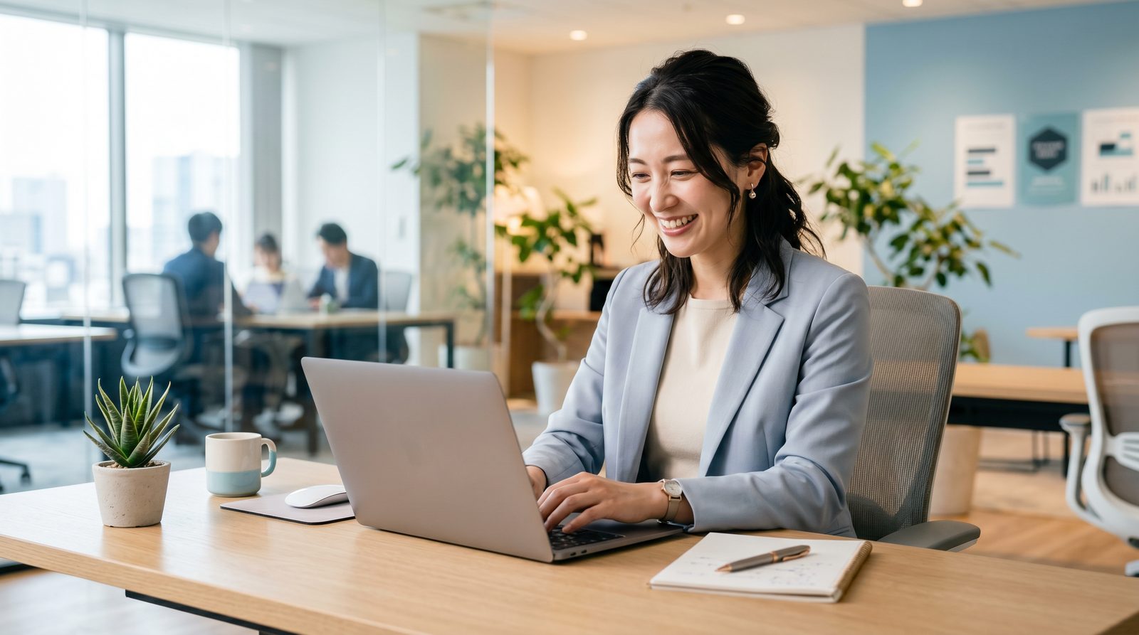 PCで楽しそうに作業する笑顔の女性