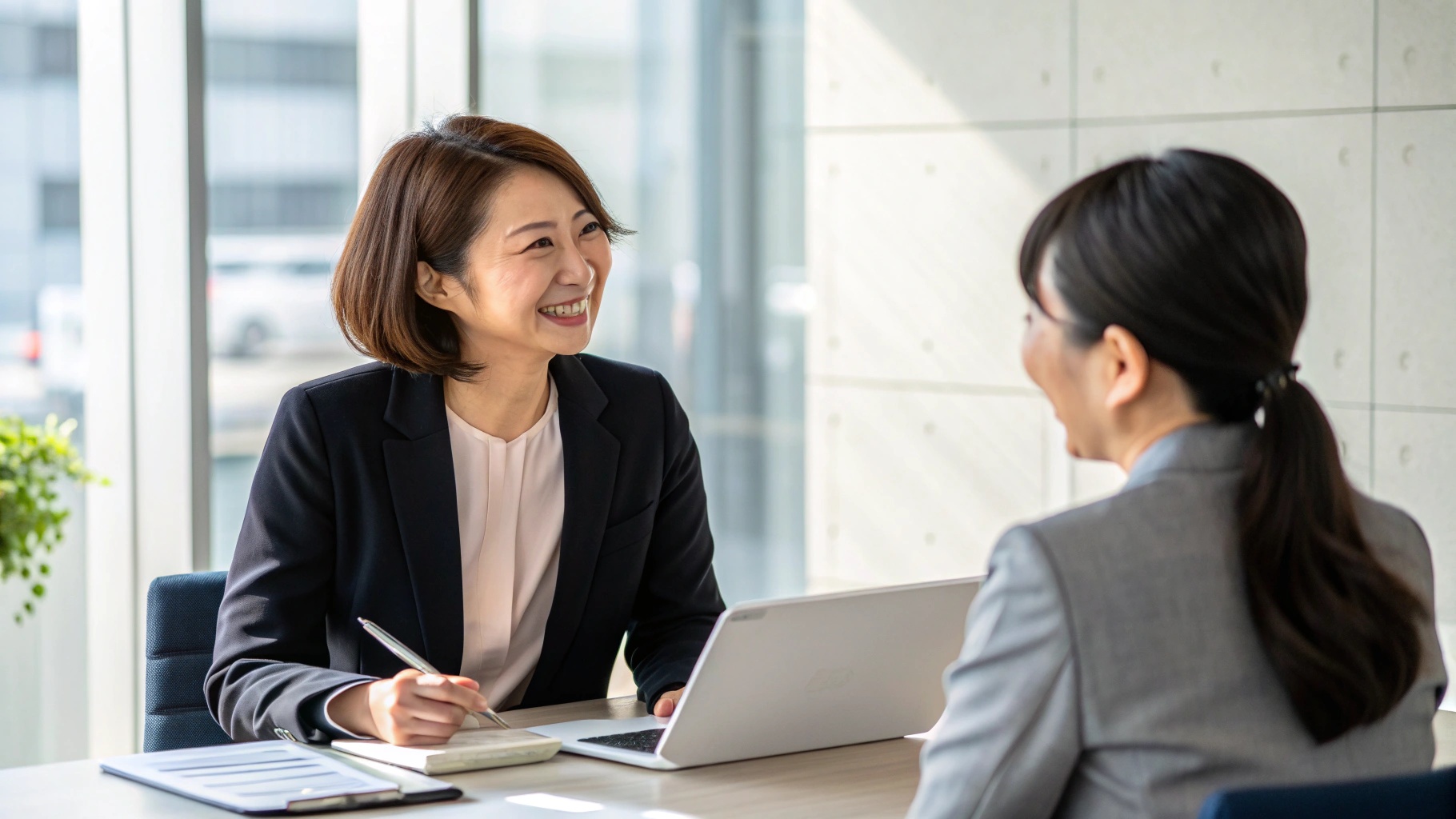 対面で営業するビジネスウーマン