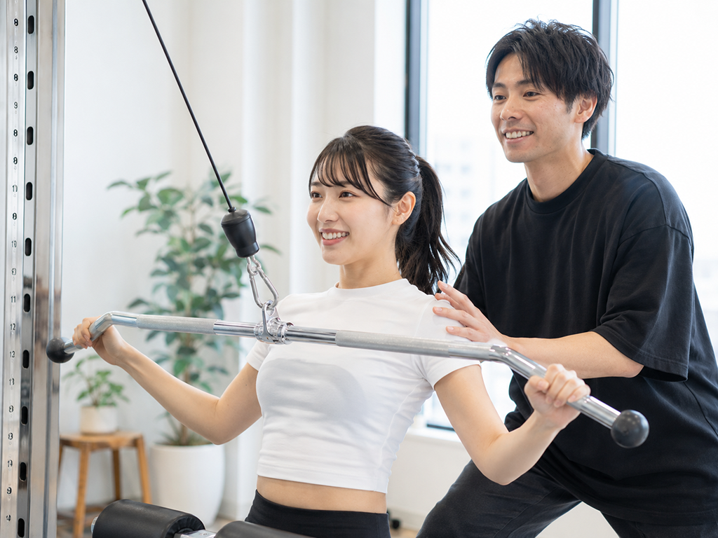 明るく清潔なパーソナルジムの内装とトレーニング設備